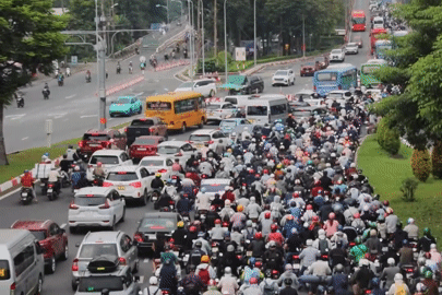 Cửa ngõ TPHCM 'chết đứng', nghìn người 'chôn chân' trong khói bụi sáng đầu tuần