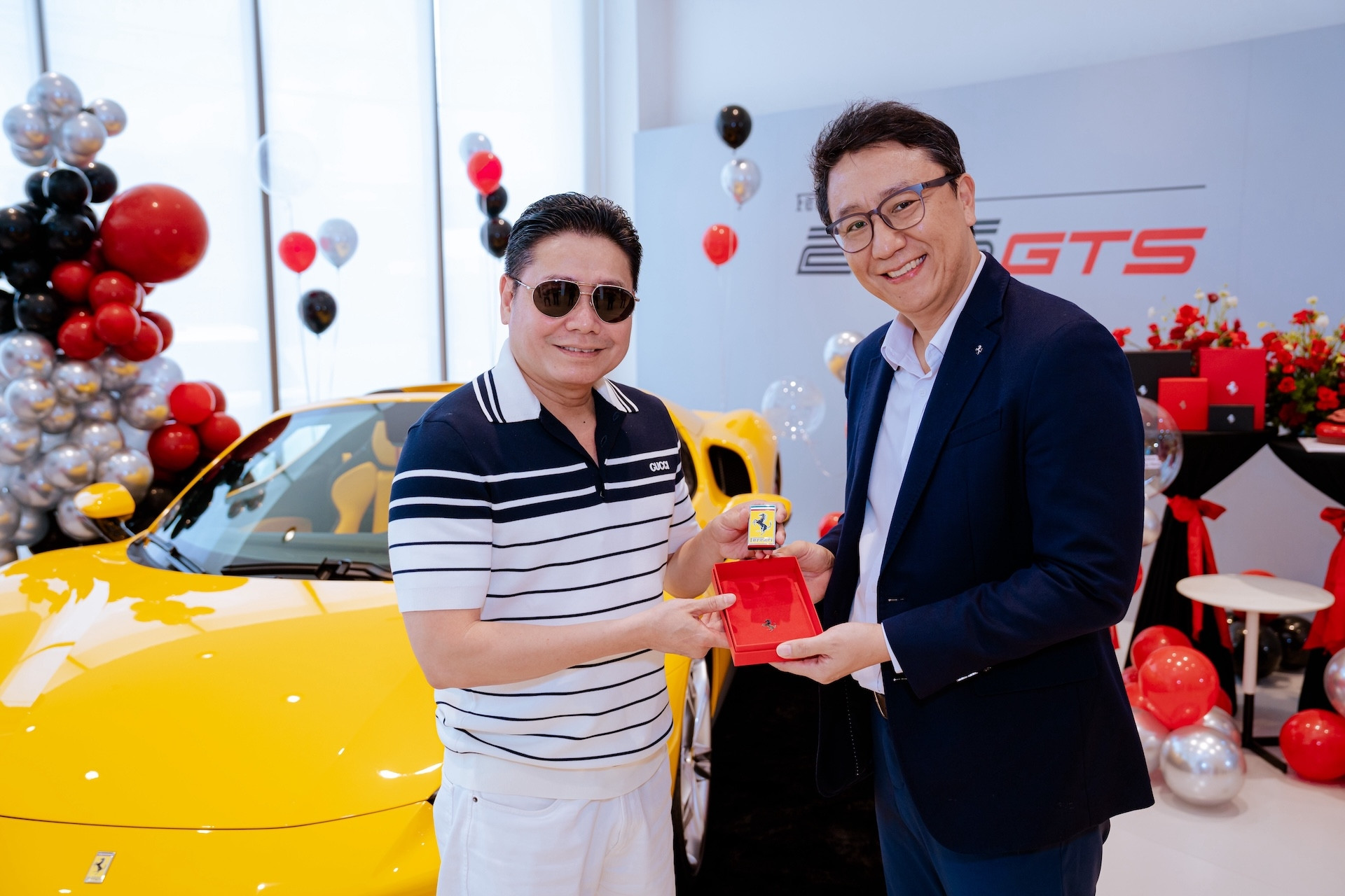 Ferrari 296 GTS mui trần cập bến Việt Nam, chủ nhân là bác sĩ thẩm mỹ nổi tiếng