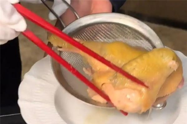 Gọi nửa con gà, khách choáng với hóa đơn 7,4 triệu đồng ở nhà hàng