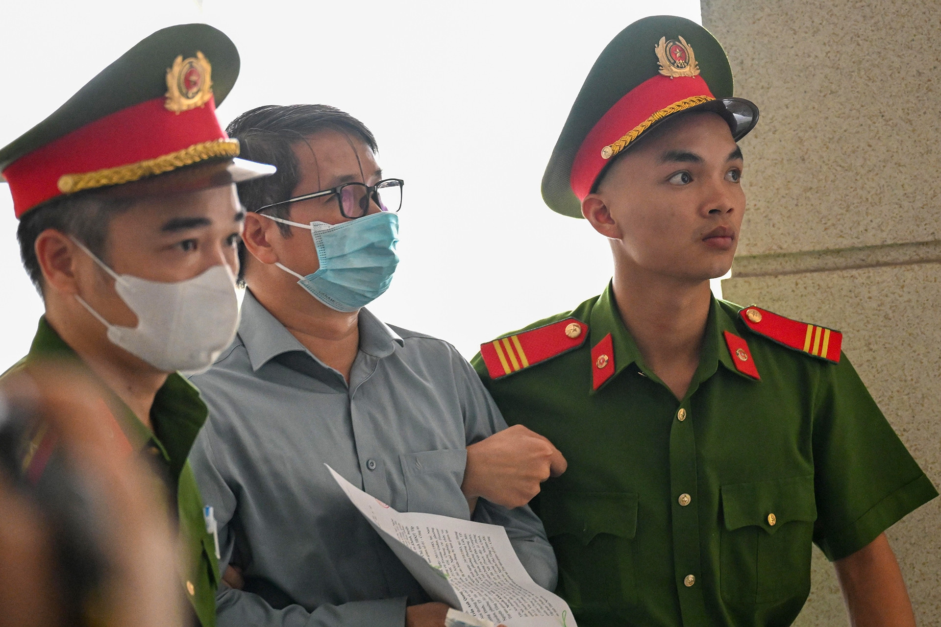 Hình ảnh dẫn giải cựu Phó Chủ nhiệm Văn phòng Quốc hội Phạm Thái Hà tới tòa