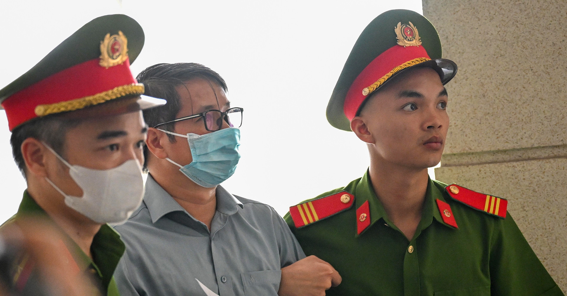 Hình ảnh dẫn giải cựu Phó Chủ nhiệm Văn phòng Quốc hội Phạm Thái Hà tới tòa