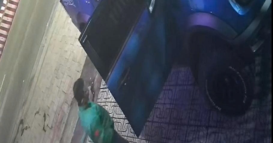 Ngủ đêm trên xe bán tải, người đàn ông ở TPHCM ...