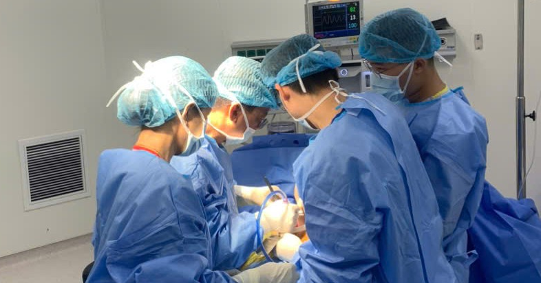 Người đàn ông có trái tim bên phải