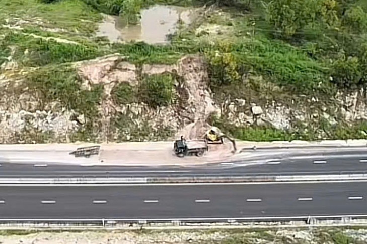 Cát tràn xuống cao tốc Vĩnh Hảo - Phan Thiết uy hiếp người và xe, chủ tịch xã vạch lỗi nguy hiểm