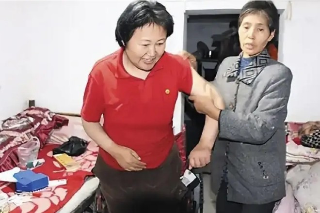 Sống thực vật bị bố mẹ bỏ rơi, cô gái được nữ hộ lý chăm sóc suốt 20 năm