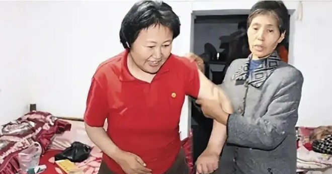 Sống thực vật bị bố mẹ bỏ rơi, cô gái được nữ hộ lý chăm sóc suốt 20 năm