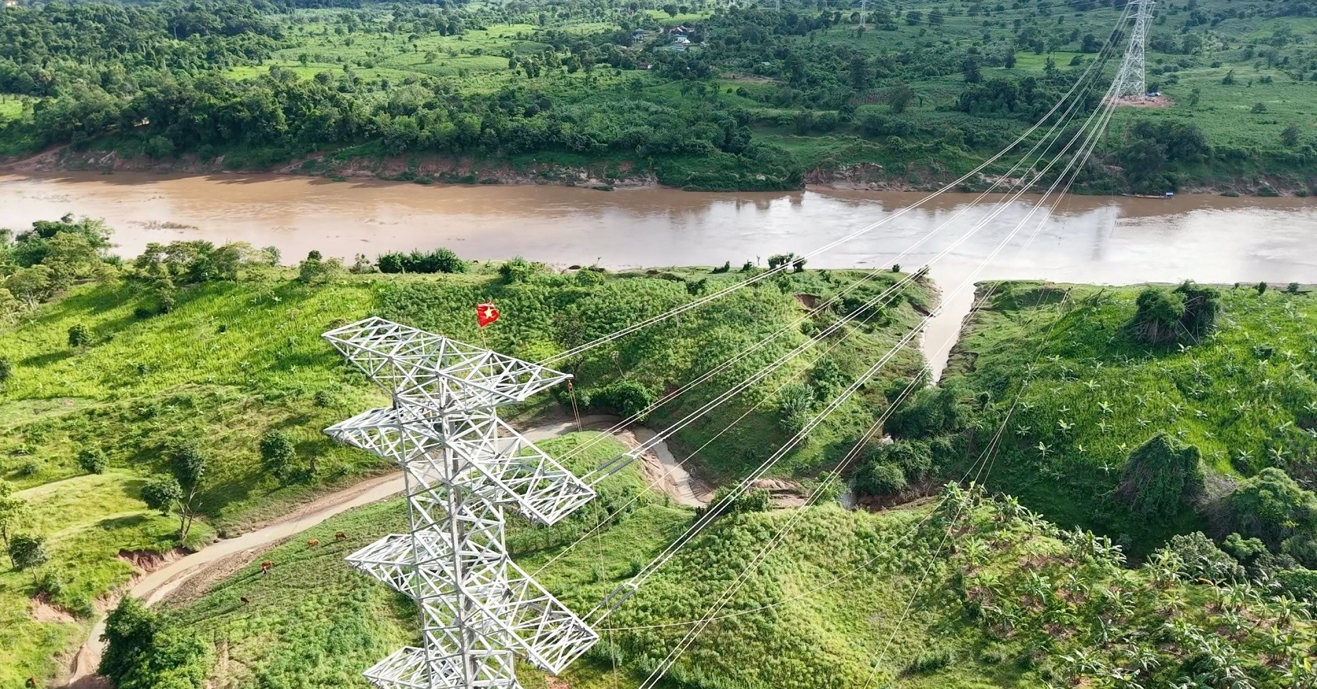 Thấy gì từ việc T&T sớm hoàn thành đường truyền tải điện từ Lào về Việt Nam?