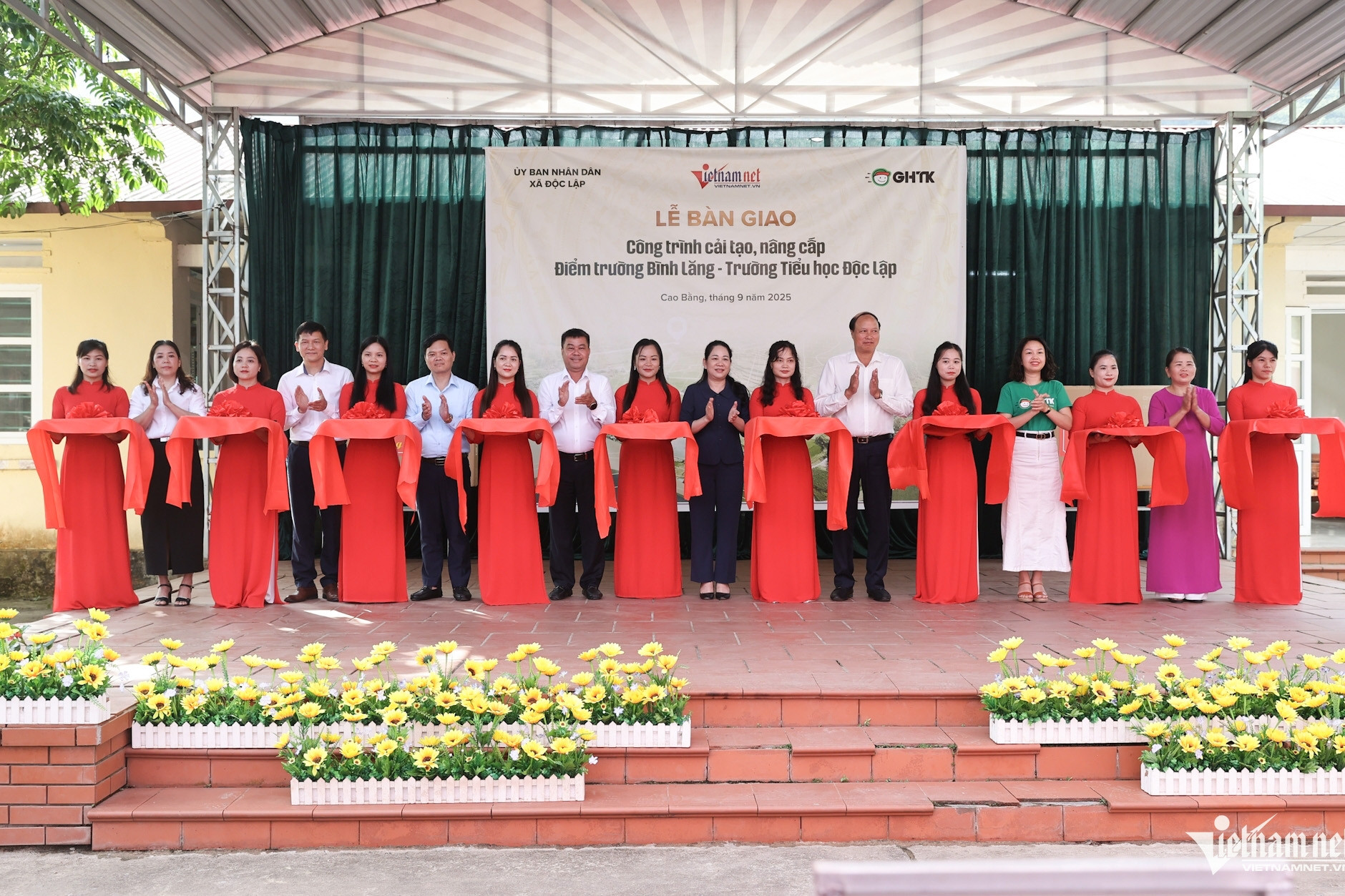 Báo VietNamNet và GHTK bàn giao công trình điểm trường ở Cao Bằng