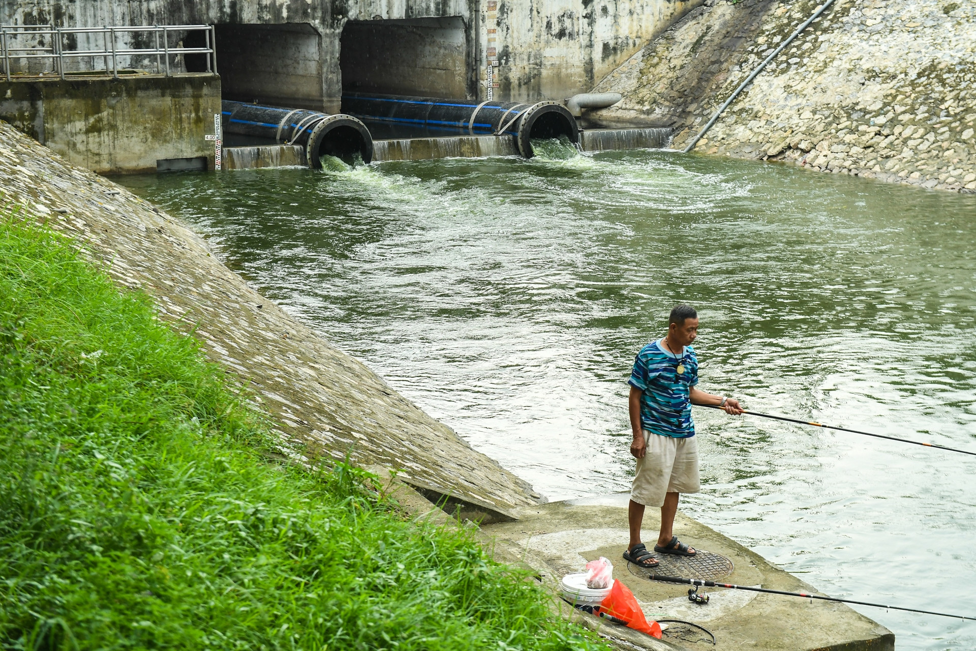 Cận cảnh hai đường ống dẫn nước đang 'hồi sinh' sông Tô Lịch