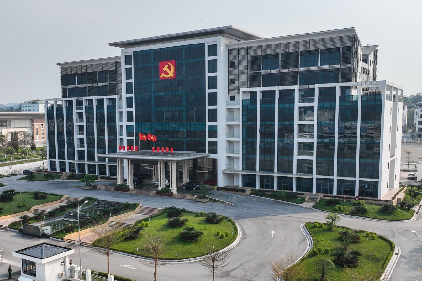 Cấp xã có trung tâm chính trị với giám đốc, phó giám đốc và giảng viên