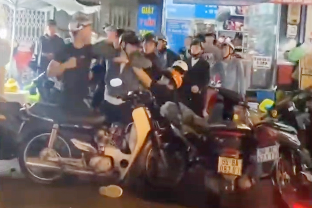 Xác minh clip đôi nam nữ bị hàng chục thanh niên đánh hội đồng giữa phố