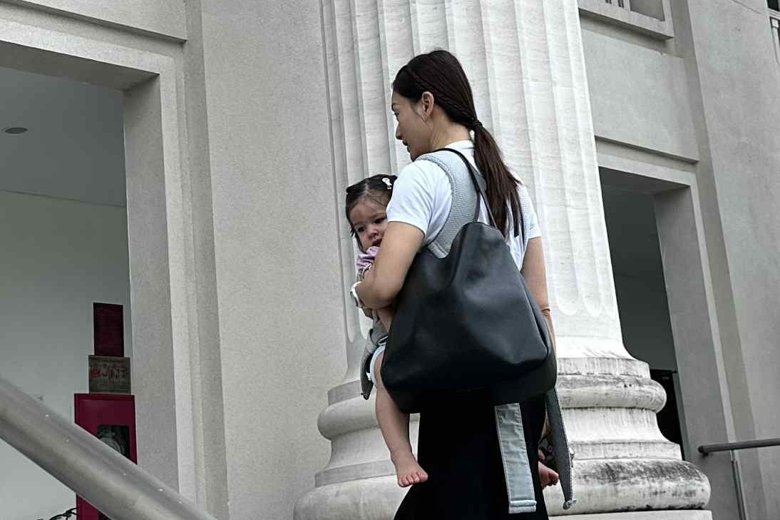 Diễn viên Lan Phương một mình địu con tới toà, chồng Tây vắng mặt trong phiên xử