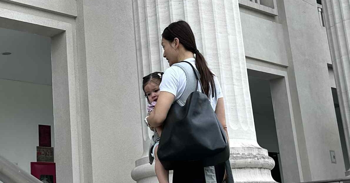 Diễn viên Lan Phương một mình địu con tới toà, ...