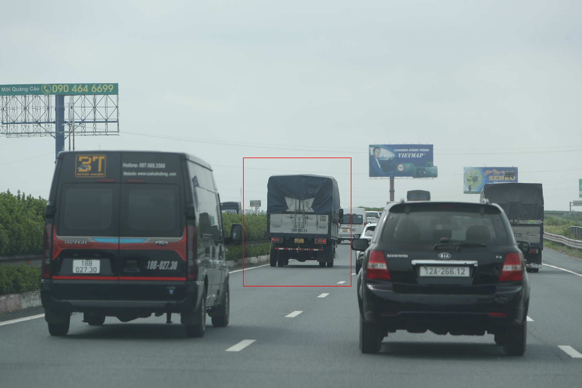 Hành động của cảnh sát trong ngày đầu xử phạt ô tô tải đi vào làn 1 cao tốc