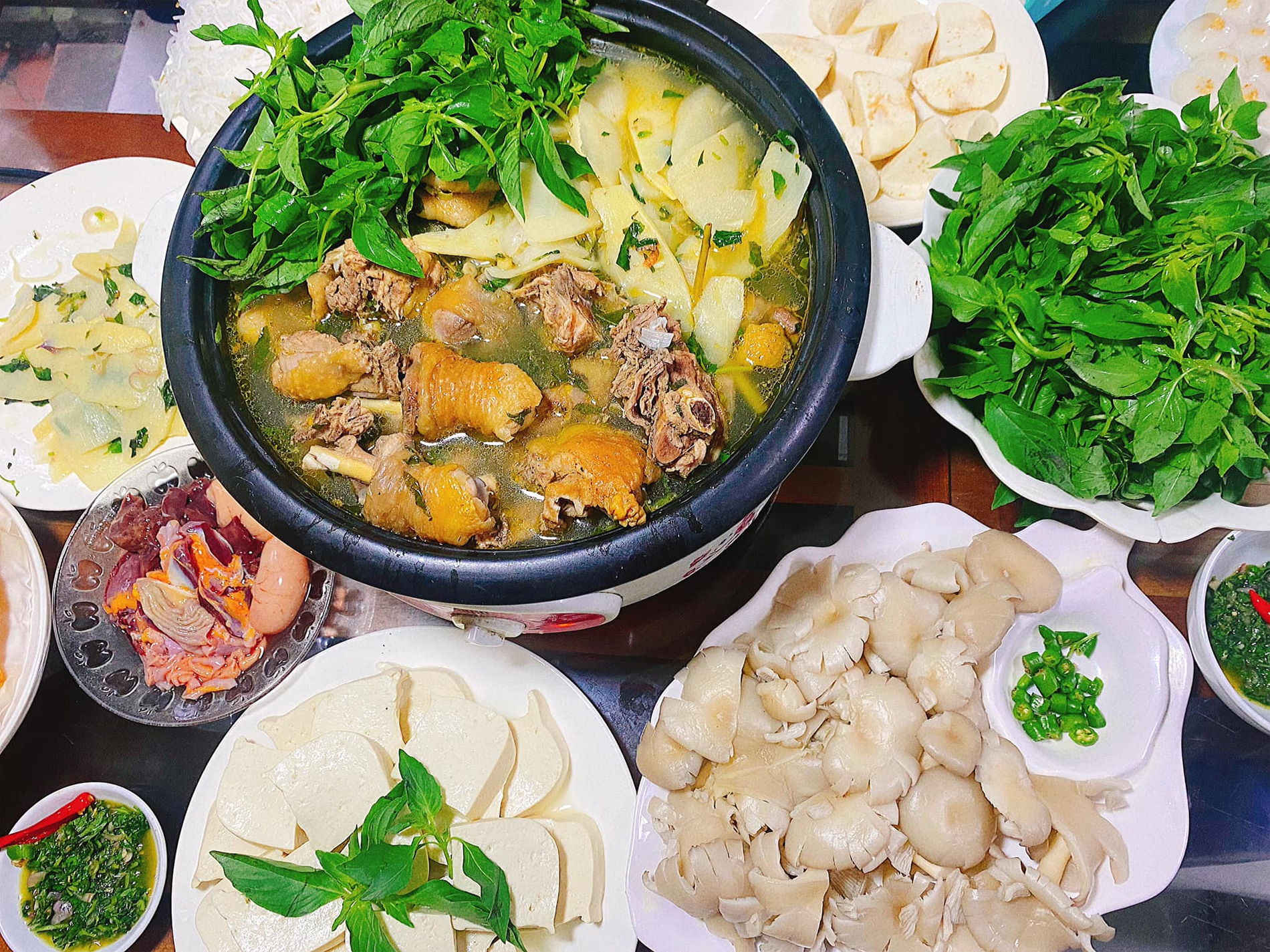 lẩu gà lá é Le Phuong Anh.png