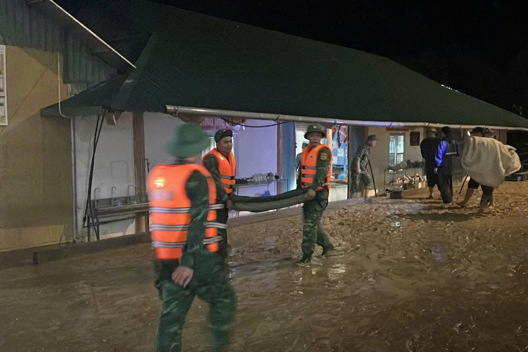 Lũ ống ập về trong đêm, di chuyển khẩn cấp gần 300 học sinh