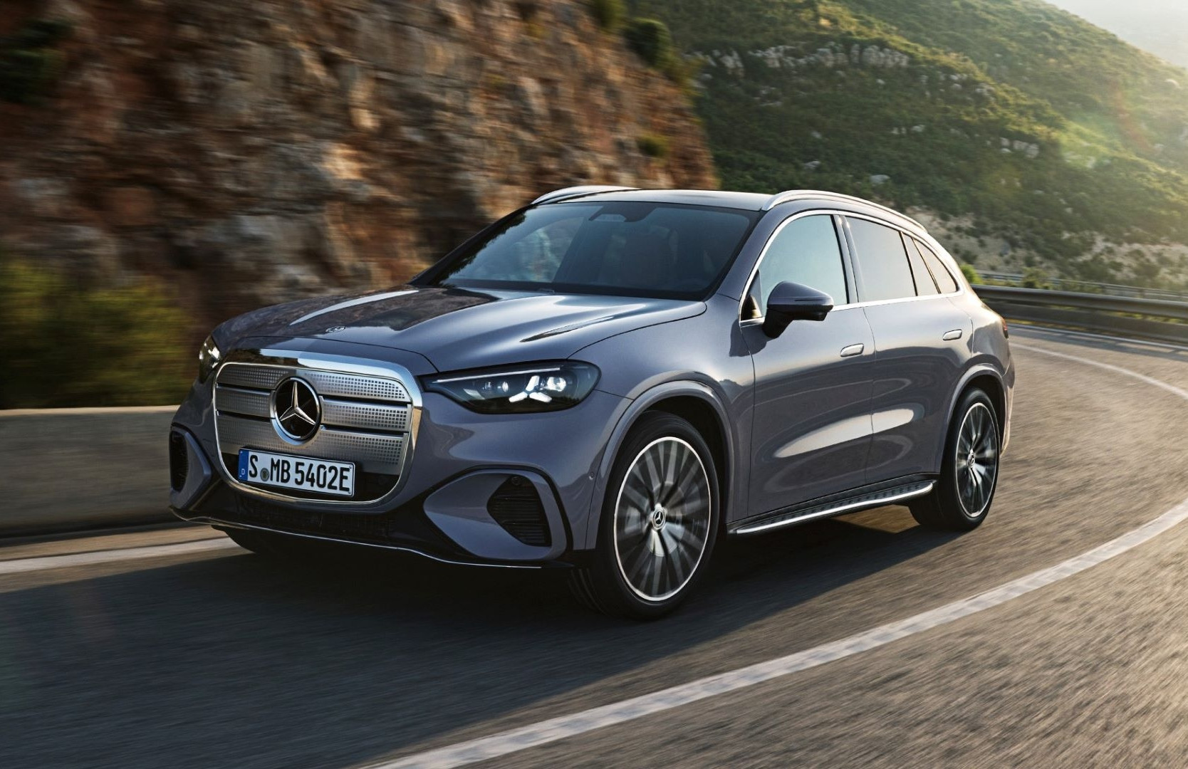 Mercedes-Benz GLC EV 2026 ra mắt, thách thức BMW iX3 và Audi Q6 e-tron