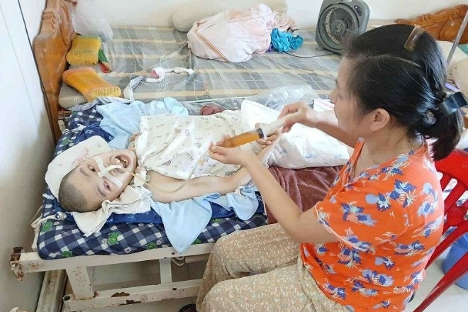 Nam sinh mắc bệnh hiếm gặp, mẹ nghèo bán nhà không đủ tiền cứu con trai