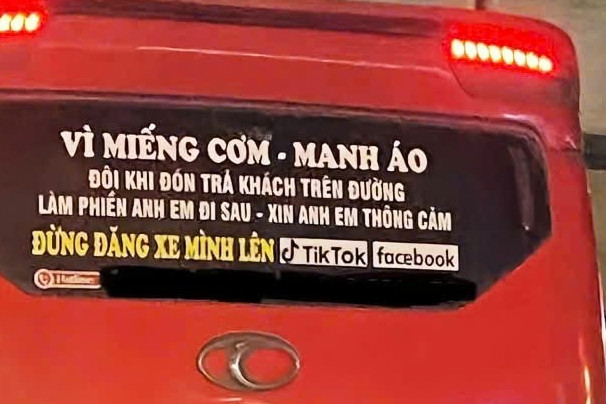 Những dòng chữ 'bá đạo' dán sau xe ô tô khiến người đi đường cười nghiêng ngả