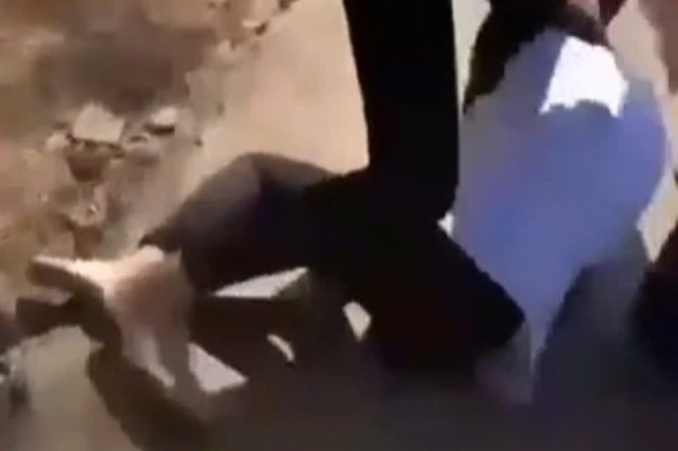 Nữ sinh lớp 10 bị nhóm bạn dùng mũ bảo hiểm đánh vào đầu sau lễ khai giảng