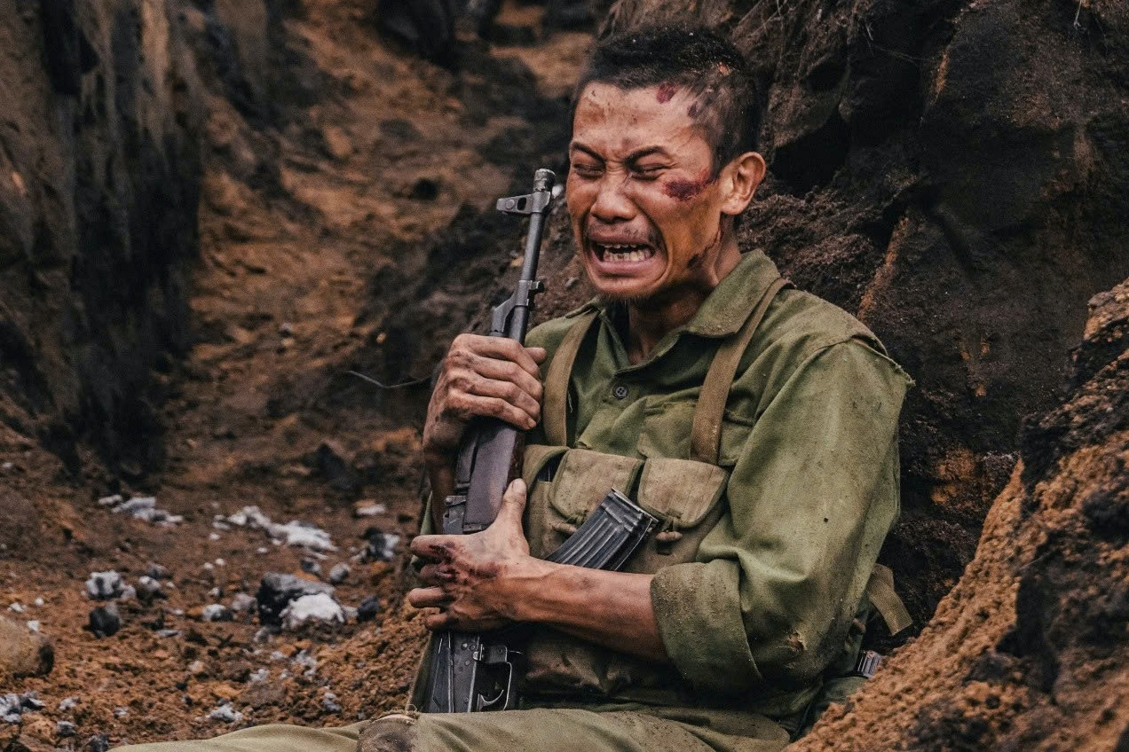 Phó TGĐ hãng phim khóc thương ê-kíp 'Mưa đỏ', dự đoán bom tấn không dưới 700 tỷ