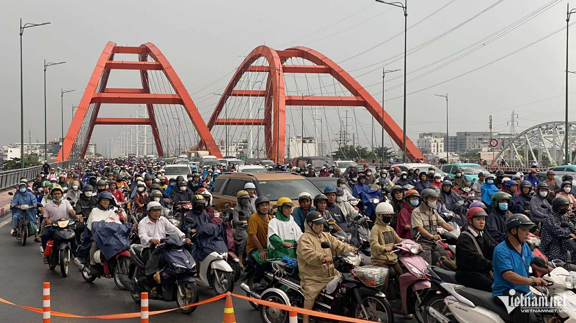 Cầu Bình Lợi tê liệt: Nghìn xe chôn chân vì đóng đường đột ngột