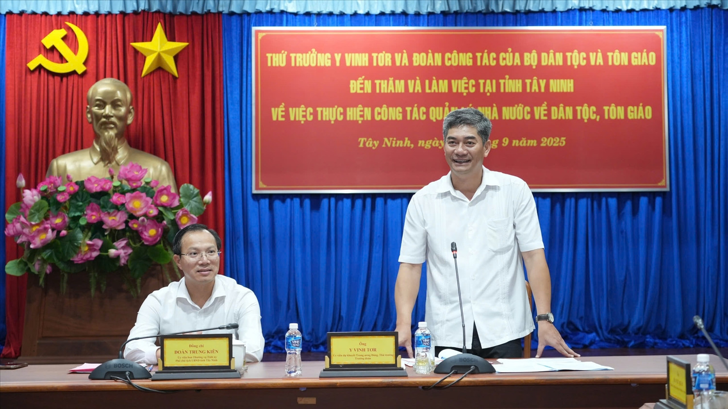 Thứ trưởng Bộ Dân tộc và Tôn giáo Y Vinh Tơr phát biểu tại buổi làm việc