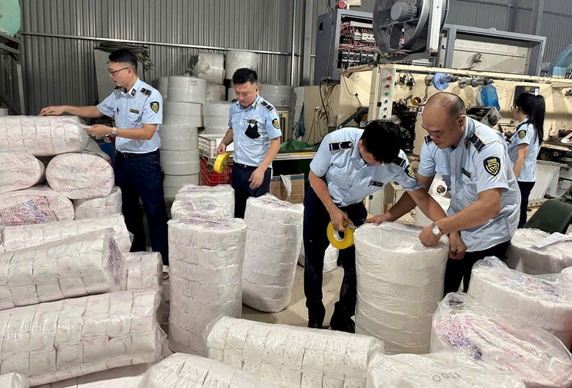 Triệt phá cơ sở sản xuất bỉm trẻ em, băng vệ sinh giả mạo nhãn hiệu nổi tiếng