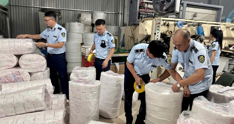 Triệt phá cơ sở sản xuất bỉm trẻ em, băng vệ sinh giả mạo nhãn hiệu nổi tiếng