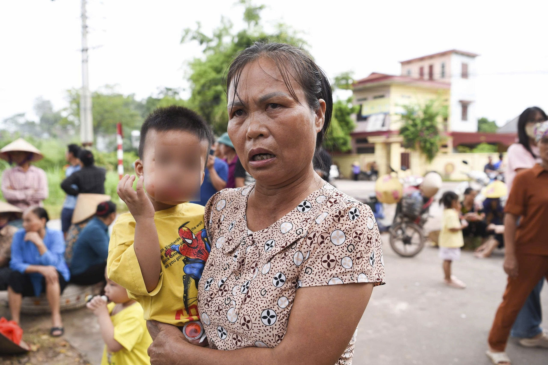 Trường mới hiện đại, gần 100 phụ huynh vẫn cho trẻ ngồi ở cổng trường cũ xuống cấp