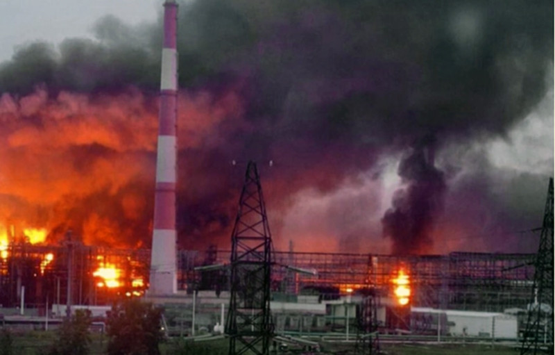 Ukraine tan cong nha may loc dau Nga.jpg