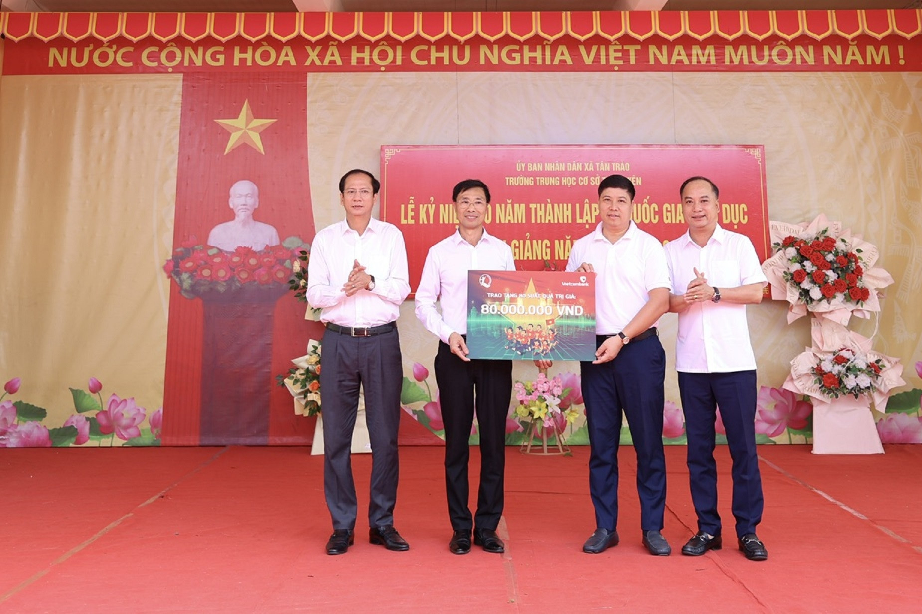 Vietcombank trao 8.000 suất học bổng ‘Cùng em tiến bước’