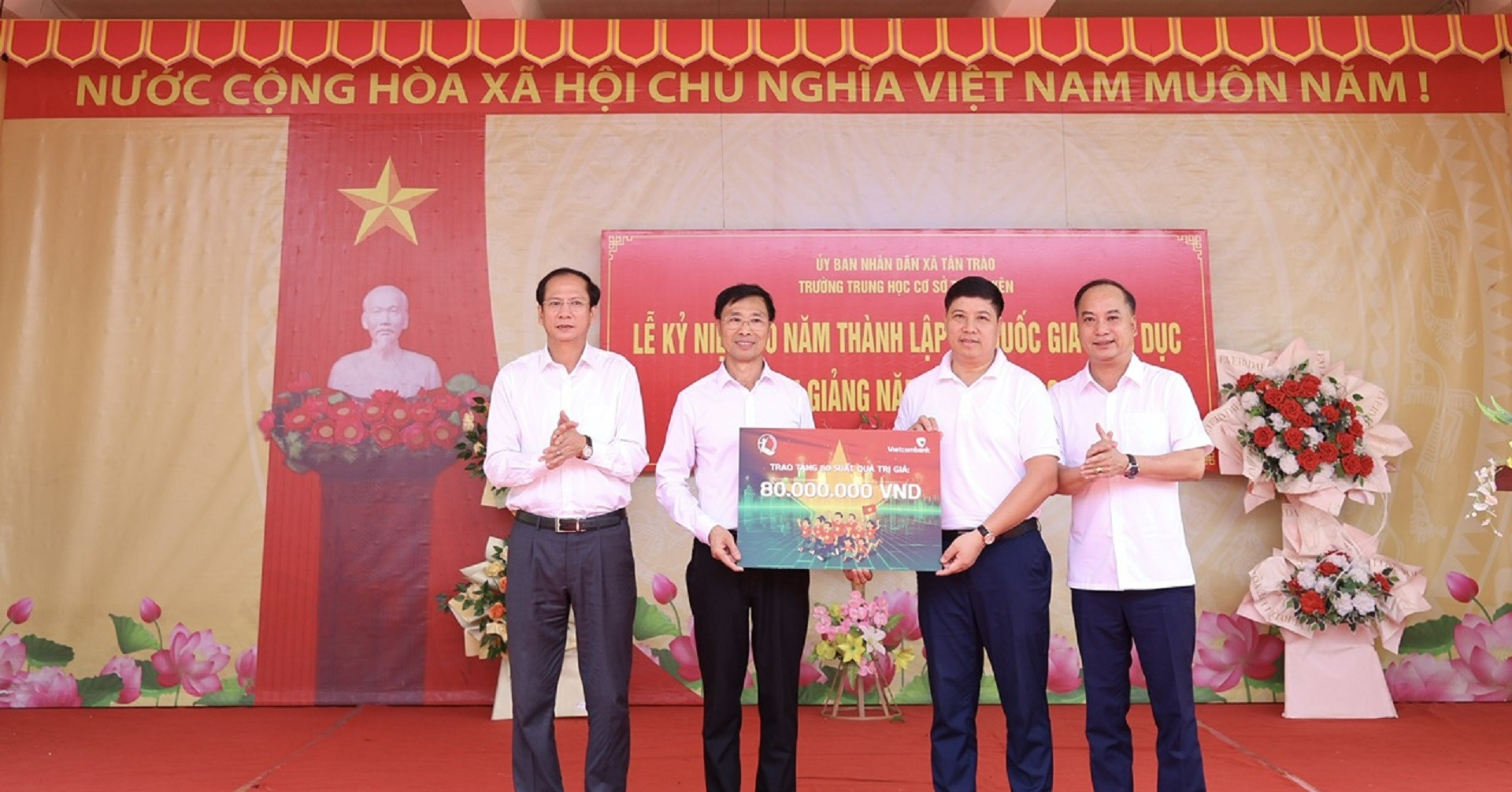 Vietcombank trao 8.000 suất học bổng ‘Cùng em tiến bước’