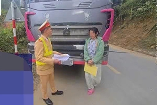 Bản tin trưa 01/01: Nữ TikToker lái xe tải chặn đầu ô tô khác bị xử lý