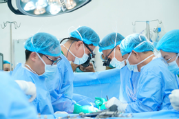 Bác sĩ quyết định chia đôi lá gan, cứu sống 2 người trước 'cửa tử' YwAAAAAAQABAAACAUwAOw==