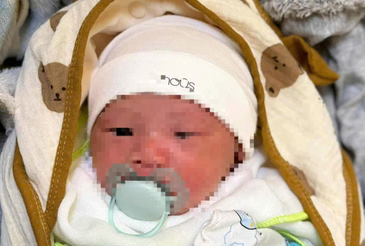 Bé sơ sinh bị quấn trong áo khoác, bỏ rơi bên vệ đường ở Phú Thọ