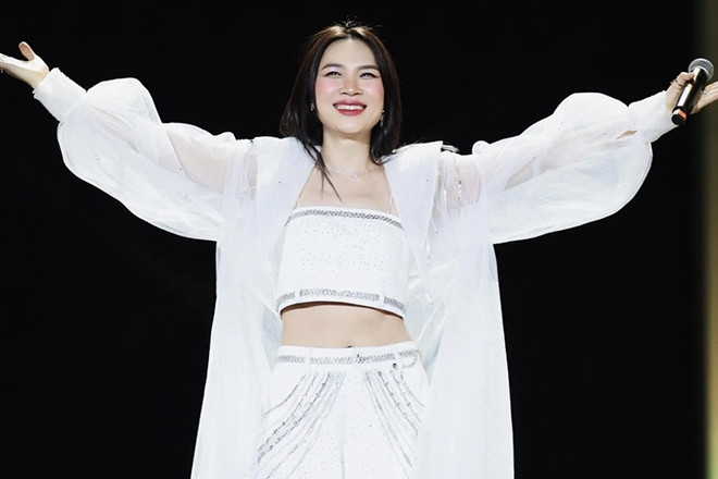 Ca sĩ Mỹ Tâm gặp 'sự cố' bất ngờ, khoe vũ đạo gợi cảm trước hàng nghìn khán giả