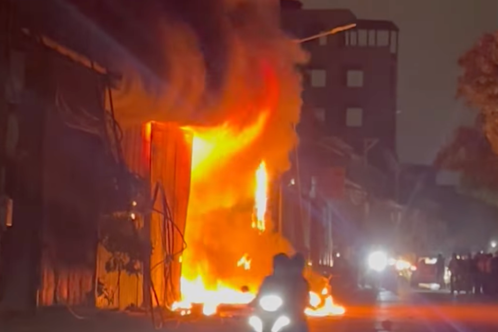 Cháy nhà xưởng 300m2 ở Hà Nội trong ngày đầu năm mới