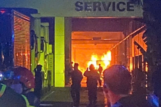 Cháy xưởng phụ tùng ô tô ở TPHCM, lửa đỏ rực kèm nhiều tiếng nổ vang trời