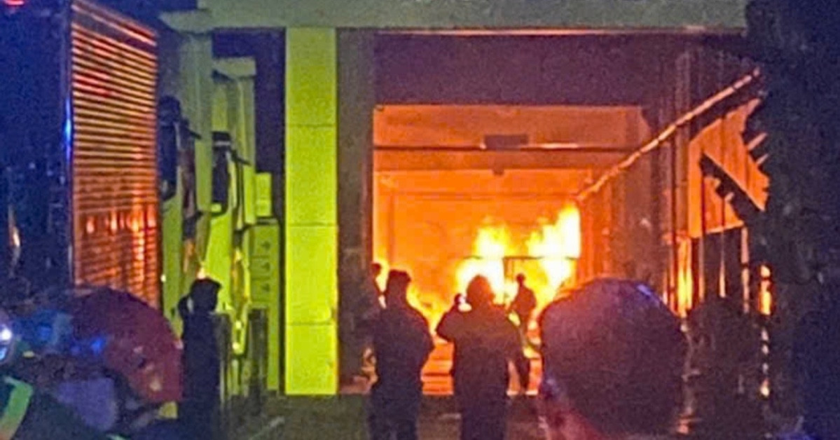 Cháy xưởng phụ tùng ô tô ở TPHCM, lửa đỏ rực kèm nhiều tiếng nổ vang trời