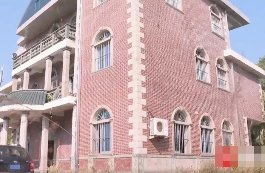 Chủ nhà tá hỏa phát hiện hàng xóm chiếm biệt thự gần 19 tỷ đồng làm chuồng gà