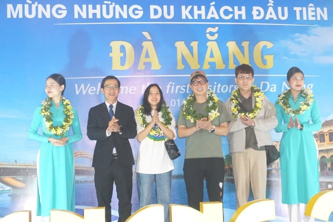 Đà Nẵng hân hoan đón những vị khách đầu tiên của năm 2026