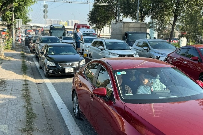 Giao thông cửa ngõ phía đông TPHCM tê liệt, dòng xe nối đuôi kéo dài hơn 3km