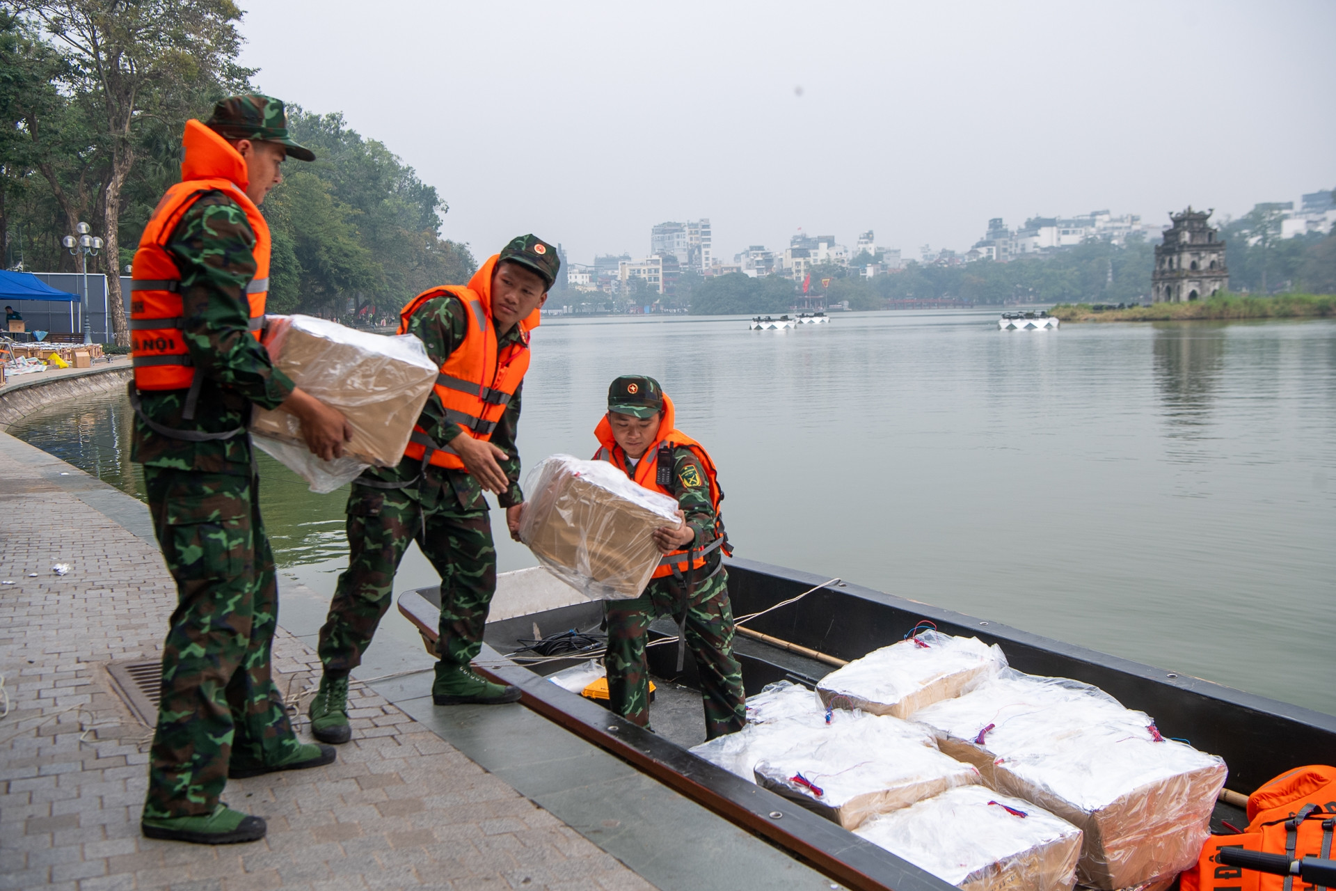 Hà Nội - TPHCM gấp rút hoàn thiện các trận địa pháo hoa chào năm mới 2026