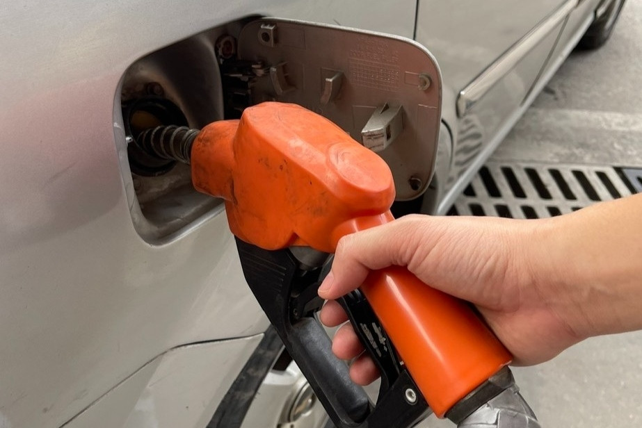 Lái xe đi du lịch ở cung đường đèo dốc, có nên đổ đầy bình xăng?