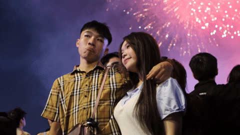 Khoảnh khắc người dân TPHCM ngắm pháo hoa rực rỡ mừng năm mới 2026