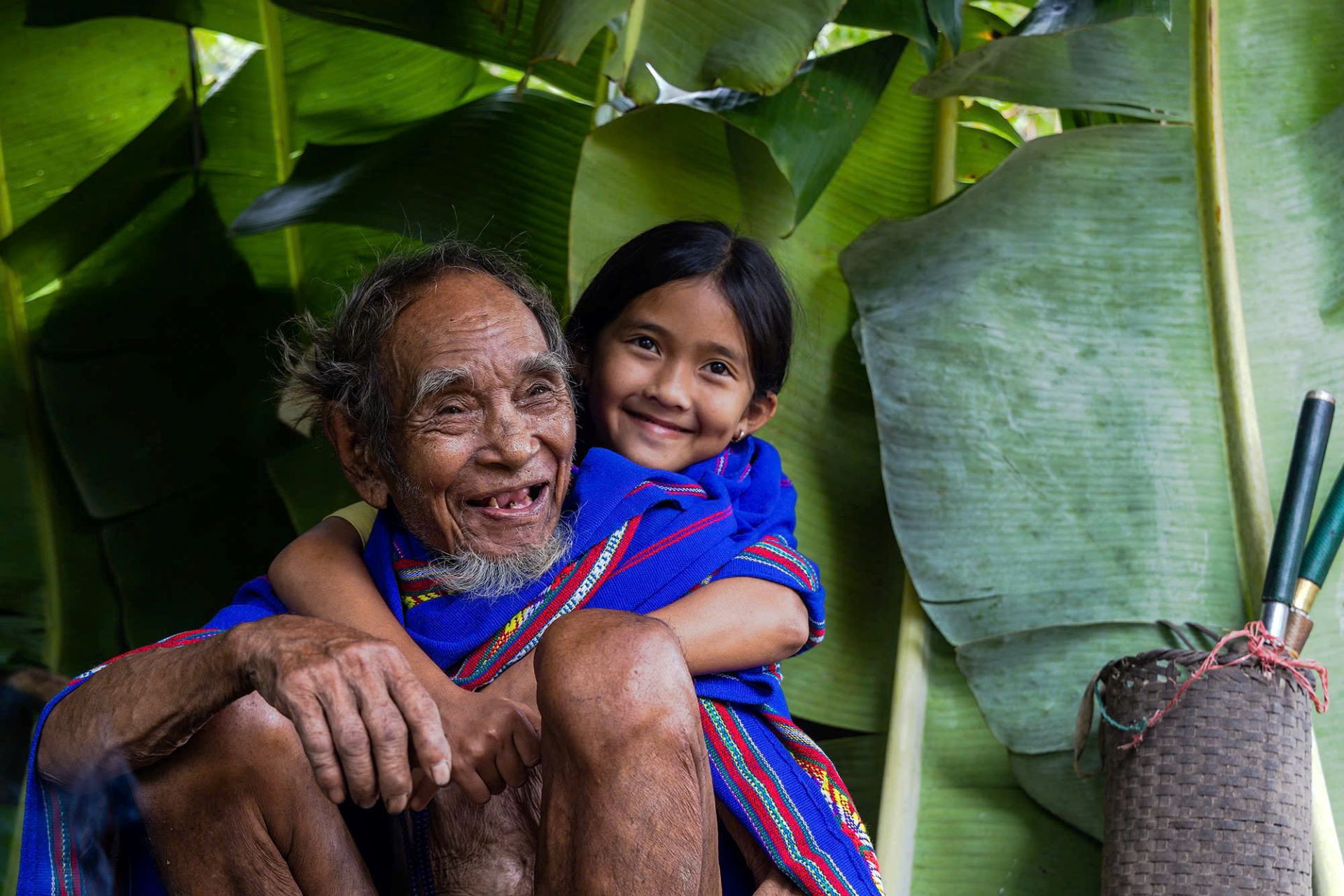 Nghệ nhân A Gíp mong muốn thế hệ con cháu sau này luôn tự hào, trân quý nét văn hóa truyền thống độc đáo của dân tộc mình. (Ảnh: Ngọc Chí).jpg