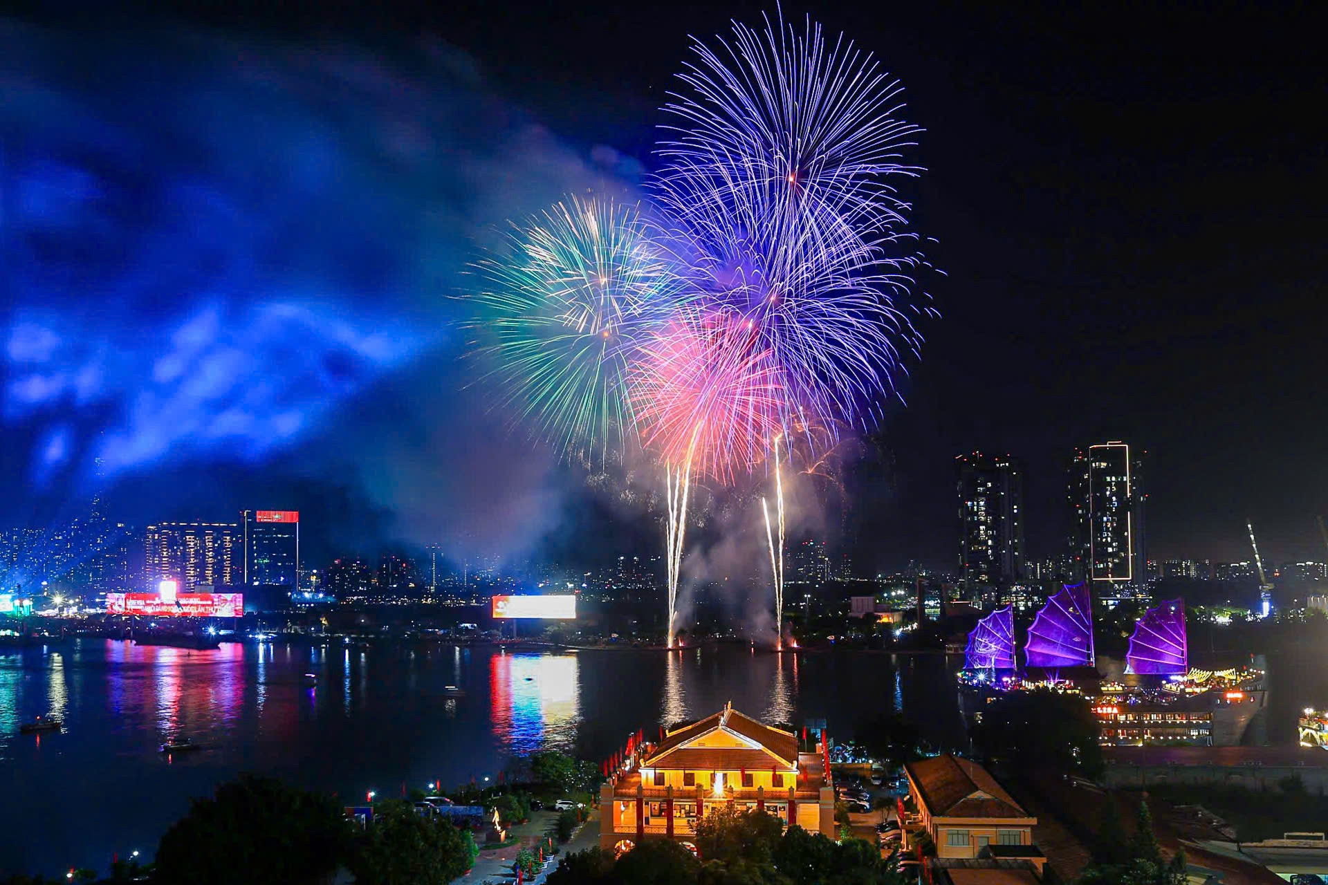 Pháo hoa rực sáng bầu trời Hà Nội, TPHCM chào năm mới 2026