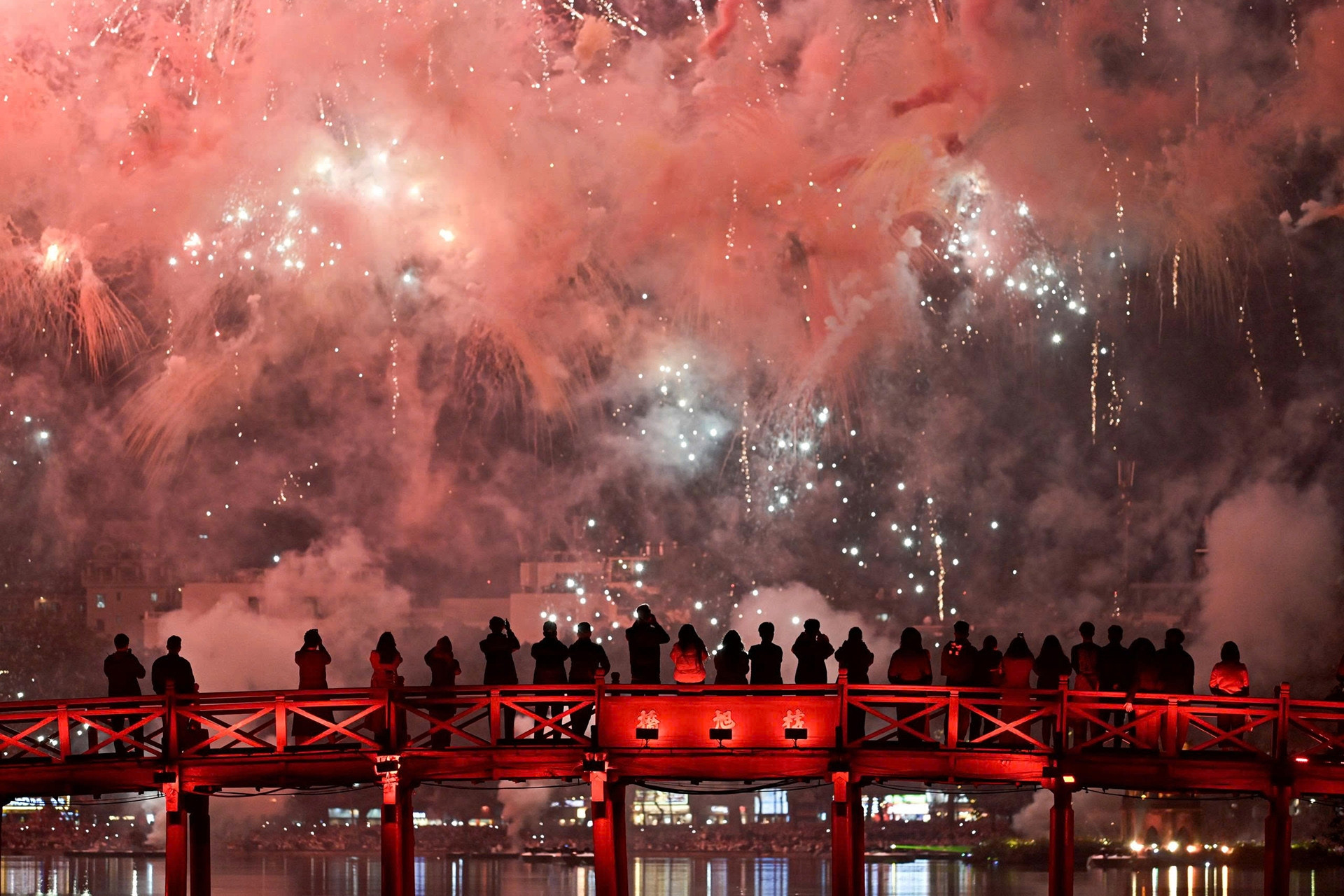 Pháo hoa rực sáng bầu trời Hà Nội, TPHCM chào năm mới 2026