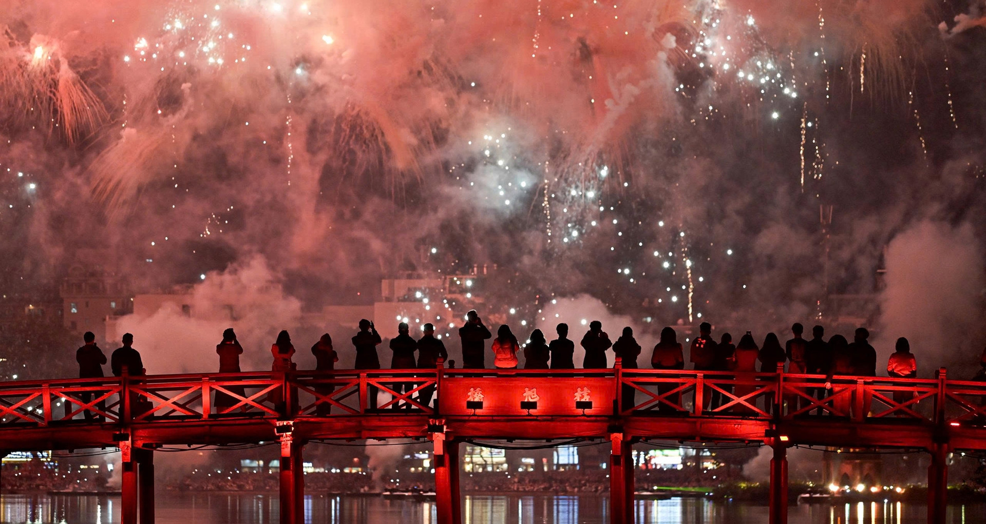 Pháo hoa rực sáng bầu trời Hà Nội, TPHCM chào năm mới 2026